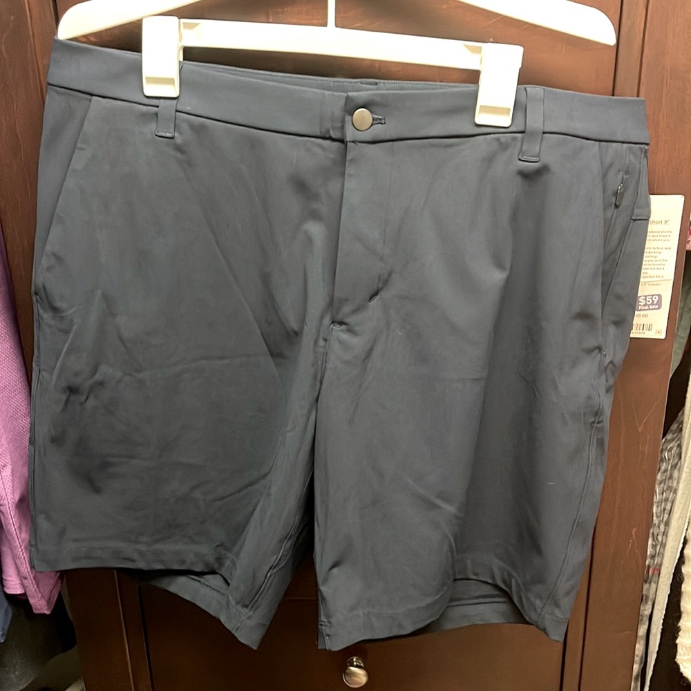 Men’s LuluLemon flat front shorts